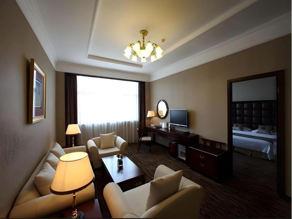 Jianguo Qianmen Hotel 4*